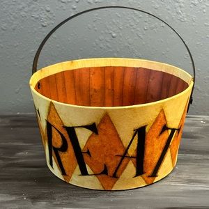 Bob’s Boxes gift basket Halloween Night featuring art by Dan Dipaolo